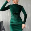 فستان متوسط الطول مخملي مكشكش بأكمام طويلة